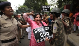 Phẫn nộ việc bé gái bị làm nhục trước mặt mẹ và anh trai