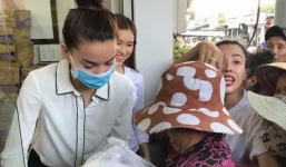 Hà Hồ lên tiếng đáp trả khi bị chỉ trích vì đi từ thiện mà đeo khẩu trang