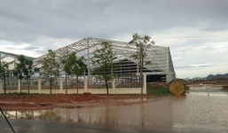 Lốc xoáy làm sập nhà xưởng, 4 công nhân thương vong 