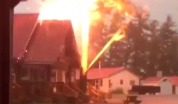 Sét đánh dữ dội như bom nổ, xé toạc thân cây cổ thụ