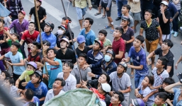 Sài Gòn: Hàng trăm người dân tranh nhau để cướp tiền cúng cô hồn