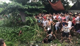 Hàng trăm người dân vây đánh 2 'cẩu tặc' trốn dưới kênh nước