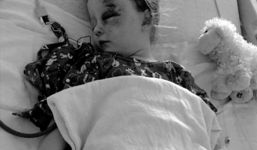 Bất cẩn không khóa cửa sổ, người mẹ phải chứng kiến cảnh tượng đau lòng