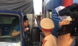 Công an làm việc với nữ tài xế trả tiền lẻ qua trạm thu phí Quốc lộ 5