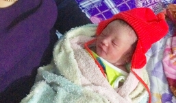 Mẹ nhẫn tâm vứt bé trai sơ sinh còn nguyên dây rốn ở bờ ao