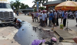 TNGT nghiêm trọng: Container nghiền nát xe máy, 2 người tử vong