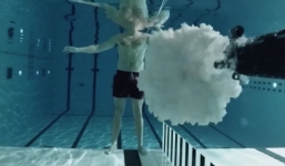 Nhà vật lý học Na Uy tự bắn mình dưới nước để chứng minh lý thuyết của mình là đúng