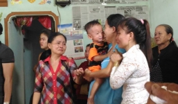 Chiến sĩ tử vong khi chữa cháy: Vợ bầu, con thơ gào khóc bên linh cữu