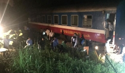 Tàu chở hơn 200 bánh bị trật bánh ở Thanh Hóa