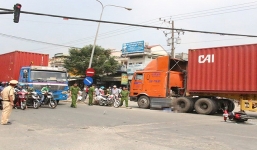 Vợ bị xe container cán tử vong ngay trước mặt chồng