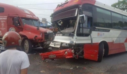 Xe khách đấu đầu container, Quốc lộ 18 bị ùn tắc