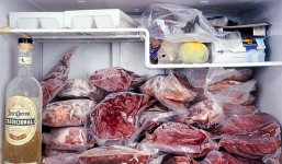 Tác hại khôn lường khi các mẹ nội trợ dùng túi ni lông đựng thực phẩm cho vào tủ lạnh
