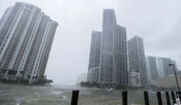 Siêu bão Irma biến đường phố Mỹ thành đại dương cuộn nước