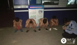 Bốn thanh niên bị ép phải mặc quần ngắn và cởi trần chạy giữa đường vì bị ông chủ phạt