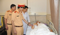 Lái xe taxi tông trọng thương trung tá CSGT trên cao tốc 