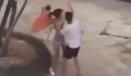 Cô gái 'cởi đồ' ăn vạ ngay giữa đường vì cãi nhau với người yêu