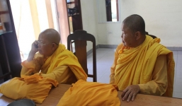 2 ni sư giả, kiếm gần 3,7 triệu đồng trong 1 buổi sáng khất thực