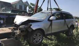 Giải cứu 'xế hộp' tiền tỷ lao xuống ruộng rau muống trong đêm