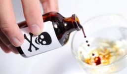 Mẹ trẻ uống thuốc độc tự tử, tự tay giết luôn con gái 9 tháng tuổi vì... sợ bỏ con lại một mình