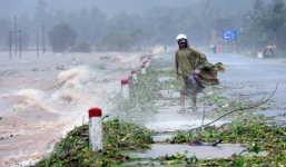 Bão số 10, cảnh báo nguy hiểm cấp độ 4 đang tăng tốc vào đất liền