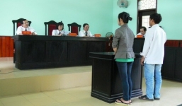 Mẹ bán 2 con với giá 500 ngàn đồng, cha mượn tiền đi chuộc lại con