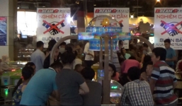 Bắt quả tang 15 người đánh bạc trong trung tâm thương mại Aeon Mall
