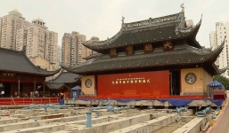 Di chuyển ngôi chùa trăm tuổi nặng 2.000 tấn đi hàng chục mét 