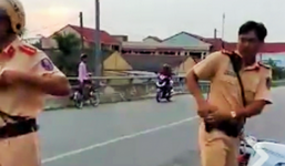 Bị quật ngã khi xử lý vi phạm, CSGT Bến Tre rút súng tự vệ