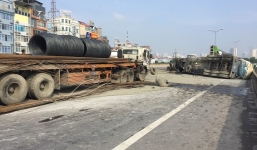 TNGT nghiêm trọng: Va chạm xe tải, xe bồn lật ngang trên đường vành đai 3