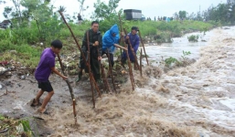Tin bão số 10 mới nhất: Quảng Bình mất điện diện rộng