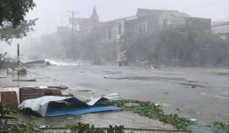 Bão vào bờ vẫn giật cấp 15, đã có người chết và mất tích, hàng trăm hộ dân mắc kẹt