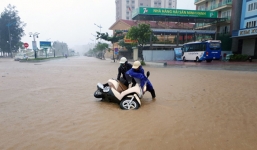 Người phụ nữ nỗ lực để không bị gió bão thổi bay ở Thanh Hóa