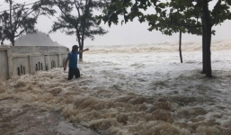 Bão số 10 quần thảo tơi tả Hà Tĩnh, Nghệ An có nguy cơ vỡ đê