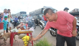 Tài xế mang lợn quay ra cúng, BOT Biên Hòa lại phải xả trạm