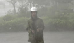 Clip nữ phóng viên suýt bị gió thổi bay vì mưa lớn khi đang truyền hình trực tiếp từ tâm bão Quảng Bình