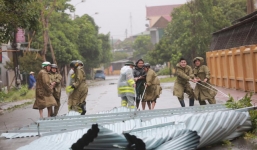 Năm người chết; 1,3  triệu dân mất điện sau bão số 10