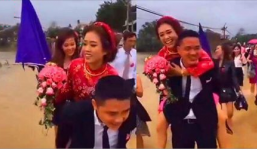 Đám cưới ngày bão: Chú rể cởi giày, cõng cô dâu lội nước xôn xao dân mạng