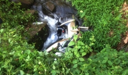 Truy tìm xe khách 'ép' 2 vợ chồng đi xe máy rơi xuống vực