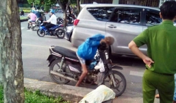 Người đàn ông chết gục trên xe máy ven đường