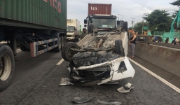 Cặp vợ chồng hoảng loạn kêu cứu vì mắc kẹt trong ôtô bị container húc lật ngửa