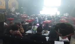 Đột kích quán bar, hàng trăm khách chơi vứt ma túy xuống sàn