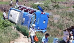 Xe khách lật nhào xuống ruộng, nhiều hành khách hoảng loạn kêu cứu