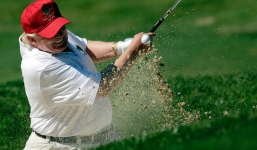 Trump đăng ảnh chế đánh golf trúng khiến bà Clinton ngã sấp