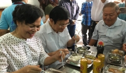 Vợ chồng nguyên Chủ tịch nước ăn cơm 2.000 đồng cùng người nghèo