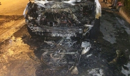 Hà Nội: Xe máy bị ô tô kéo lê, hai xe bốc cháy trơ khung