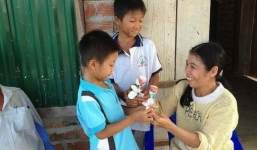 Mẹ 2 cậu bé gây sốt Mặt trời bé con: 'Bác Sâm tự tay đưa tiền cho chúng tôi'