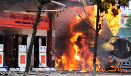 Đến trước nhưng phải bơm sau, lái xe ôm phóng hỏa đốt 2 cây xăng