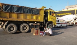 Chồng khóc ngất khi vợ nguy kịch, con trai 3 tuổi tử vong dưới bánh xe tải