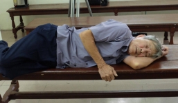 Cha của bé gái 3 tuổi bị đối tượng 79 tuổi hiếp dâm: 'Ông ấy tỏ ra kiệt sức ở tòa nhưng về nhà vẫn đi lại phăng phăng'