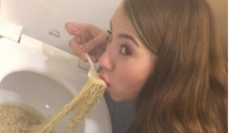 Hai cô nàng người Mỹ khiến cư dân mạng xôn xao khi ăn mì đựng trong bồn cầu